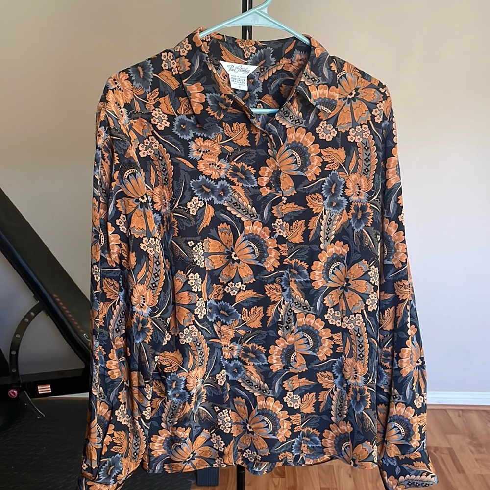 Paul Stanley 100% Silk funky button up, size 8 acts like an 4-8. Never worn